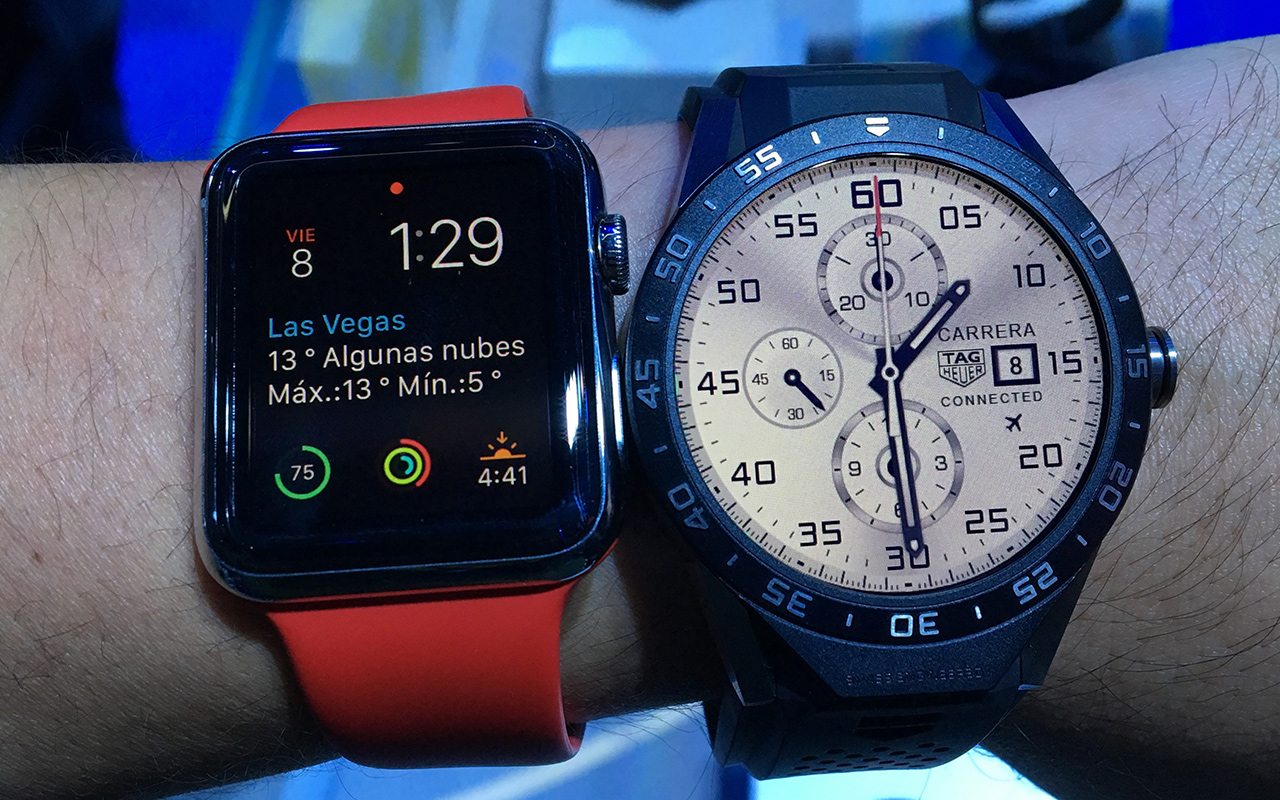 El Connected es grande, así luce junto a un Apple Watch de 42 mm. 