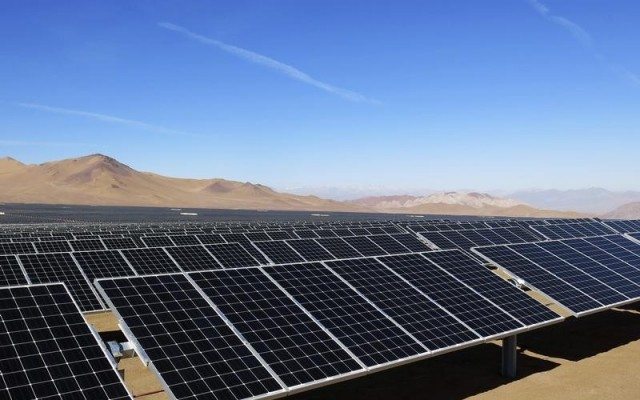 Paneles solares en el desierto. Foto: Reuters