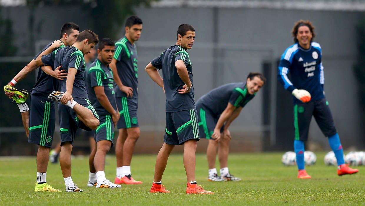 México entrena con Ochoa en la portería y Hernández en la banca