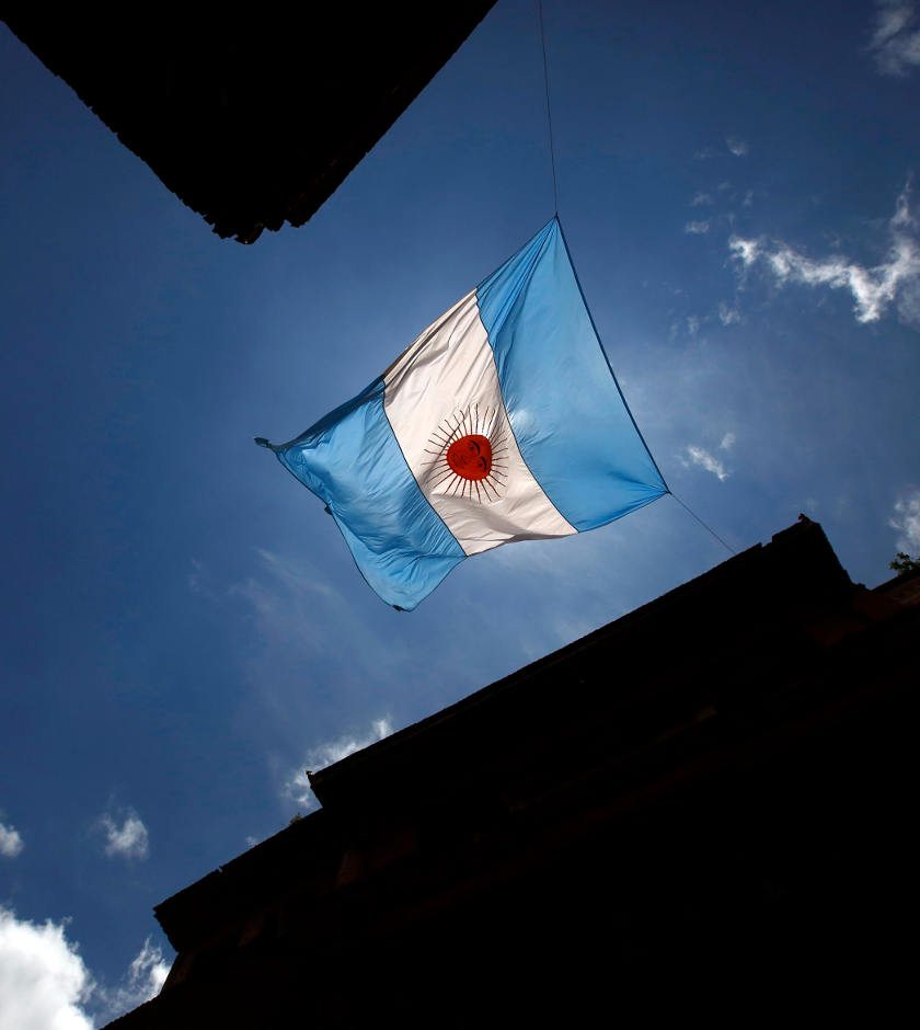 Peso argentino se desploma casi 30%