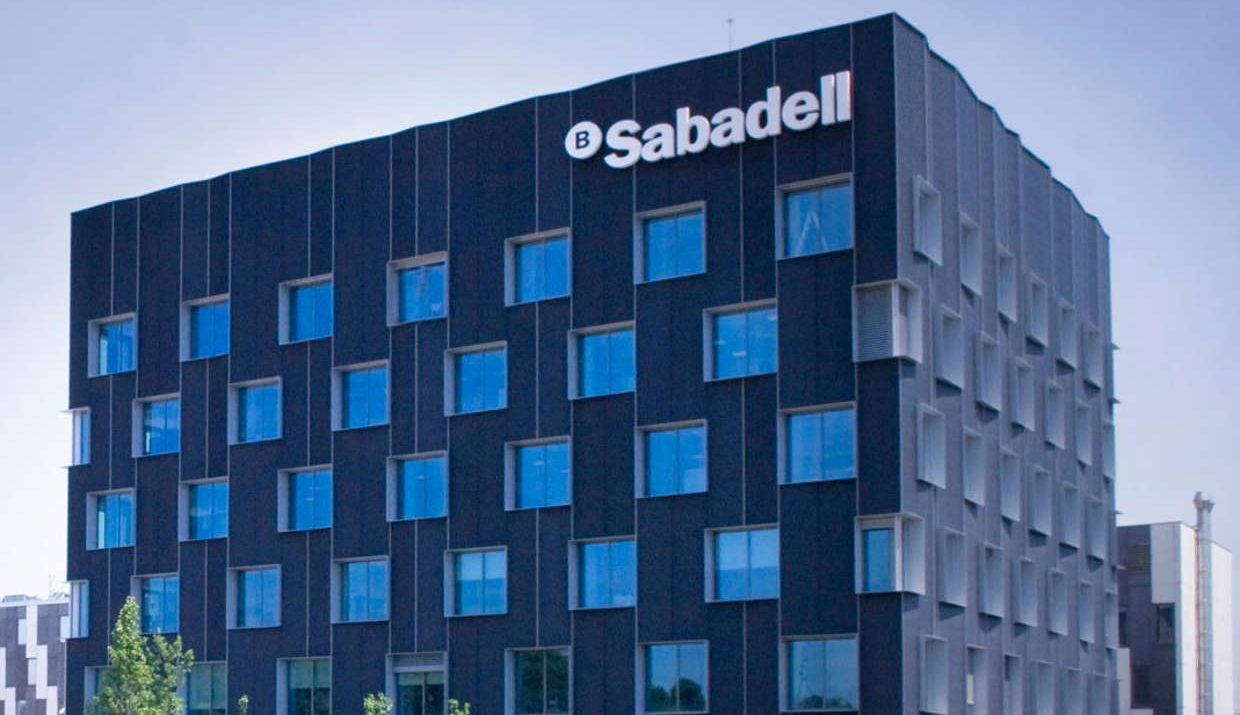 Sabadell pide a sus accionistas rechazar la oferta mejorada de BBVA; inversor mexicano la respalda
