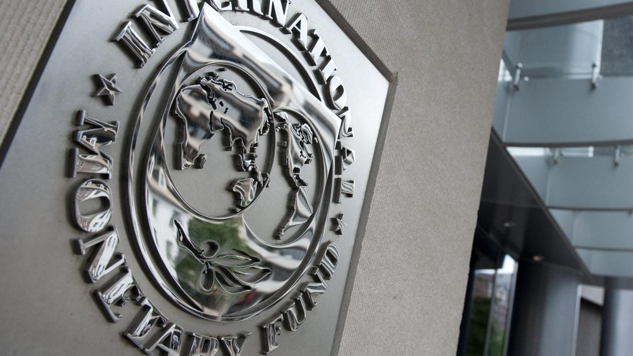 FMI prevé que economía argentina se contraiga menos de lo anticipado