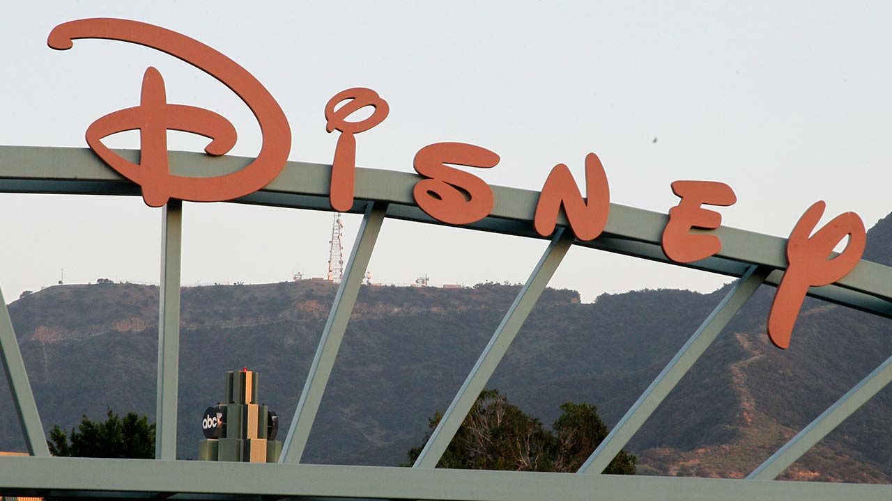 Senador republicano busca arrebatar a Disney derechos de autor especiales