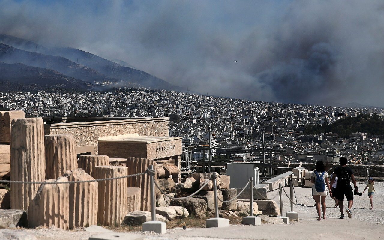Habitantes de Atenas son evacuados por incendios