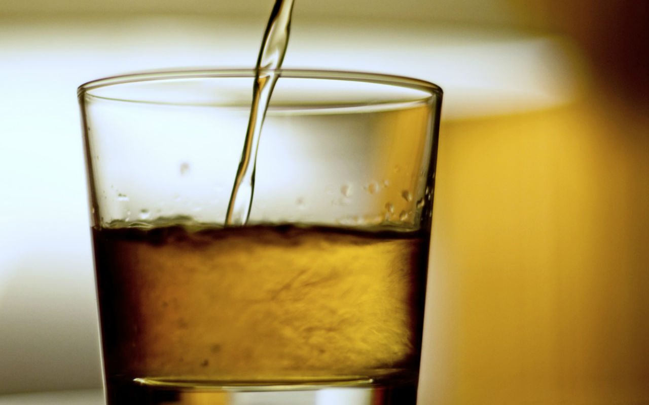 Experto indica cuál es la forma correcta de beber whisky