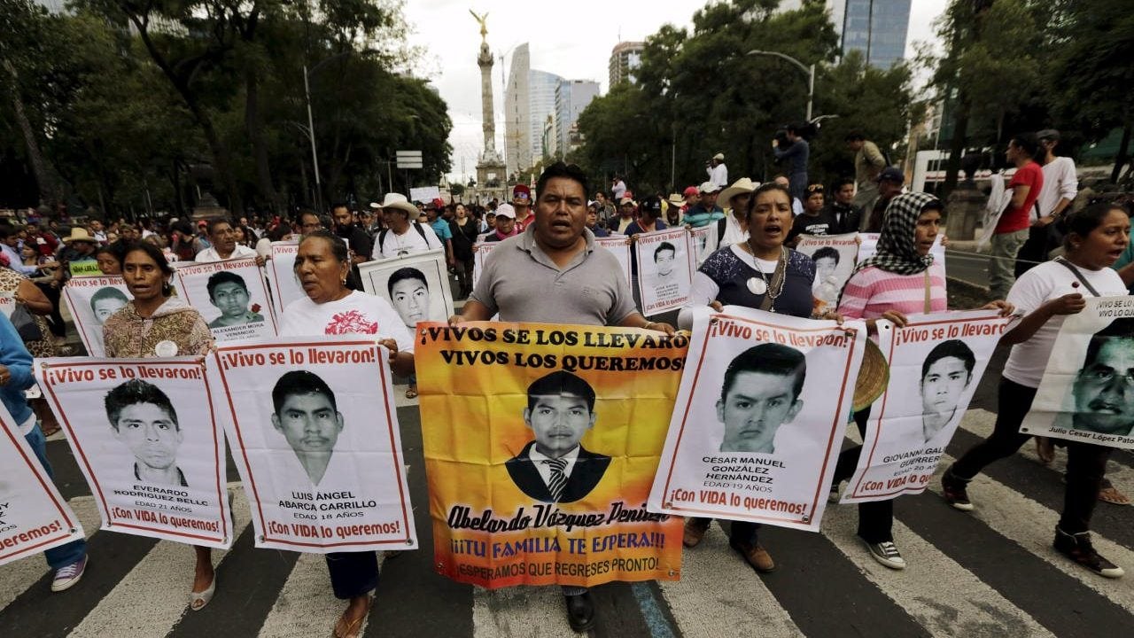 Padres de estudiantes de Ayotzinapa rechazan respuesta de EPN