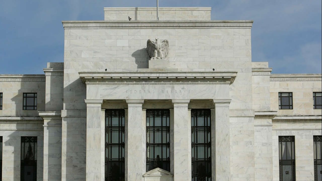 Mercados analizan lenguaje de la Fed en busca del fin de las subidas de tipos