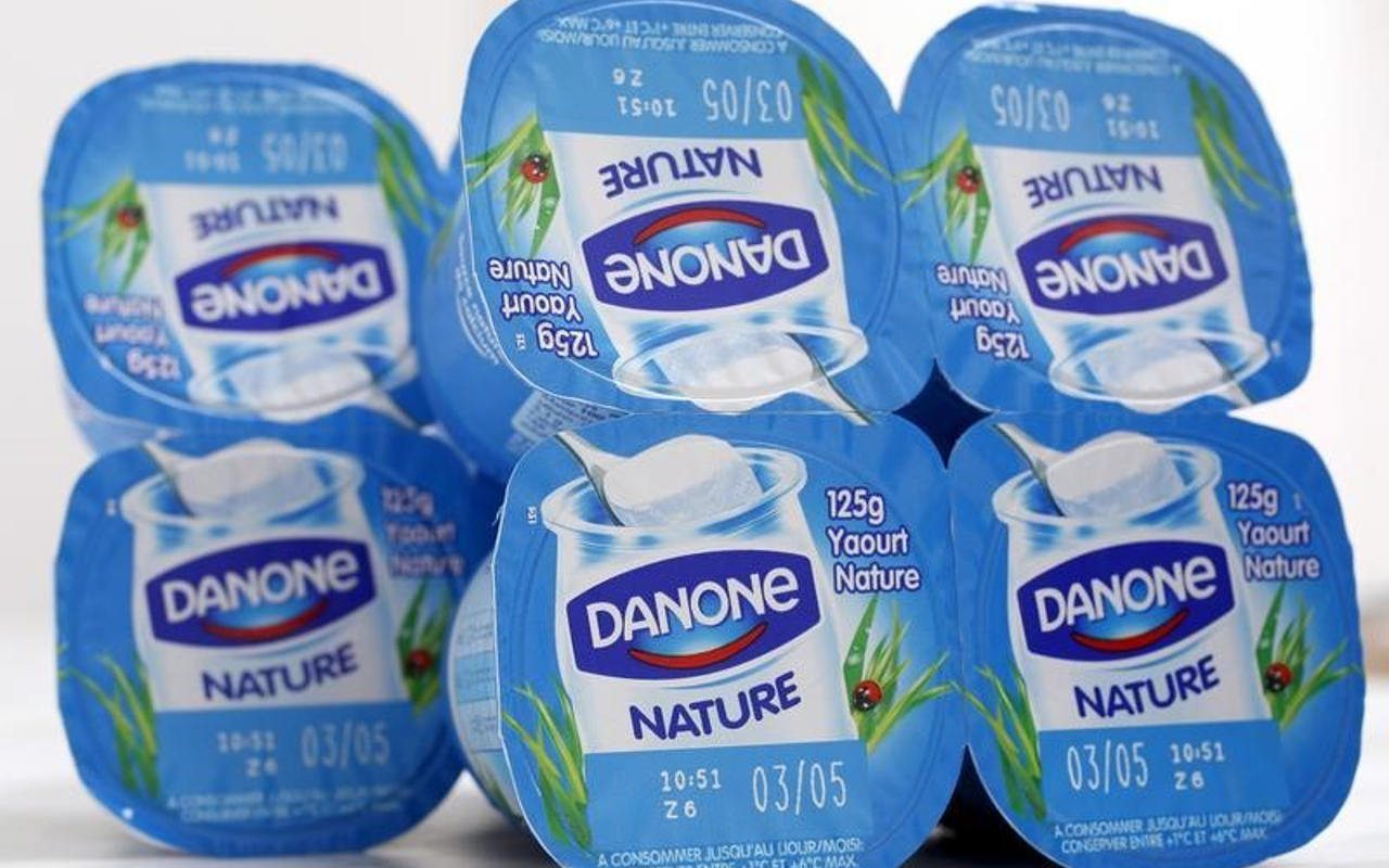 Danone es denunciada por contaminar con plásticos: piden multa de 100,000 euros diarios