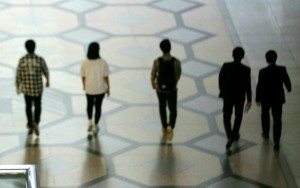 jovenes-caminando