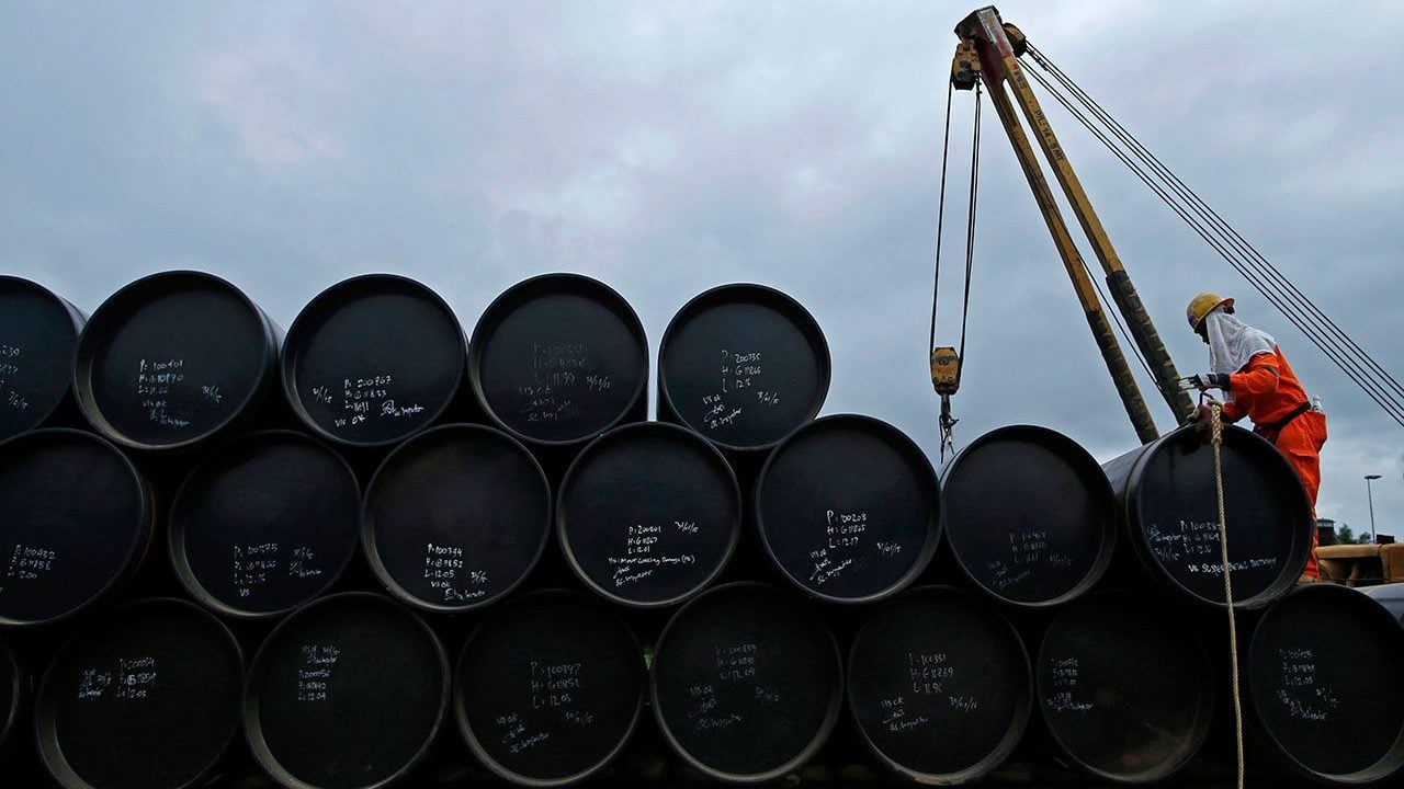Precios del petróleo suben con fuerza tras decisión OPEP+ sobre producción