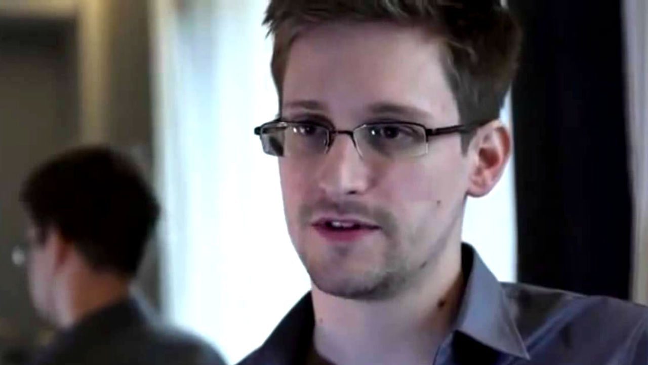 Edward Snowden, excontratista de inteligencia de EU, obtiene pasaporte ruso