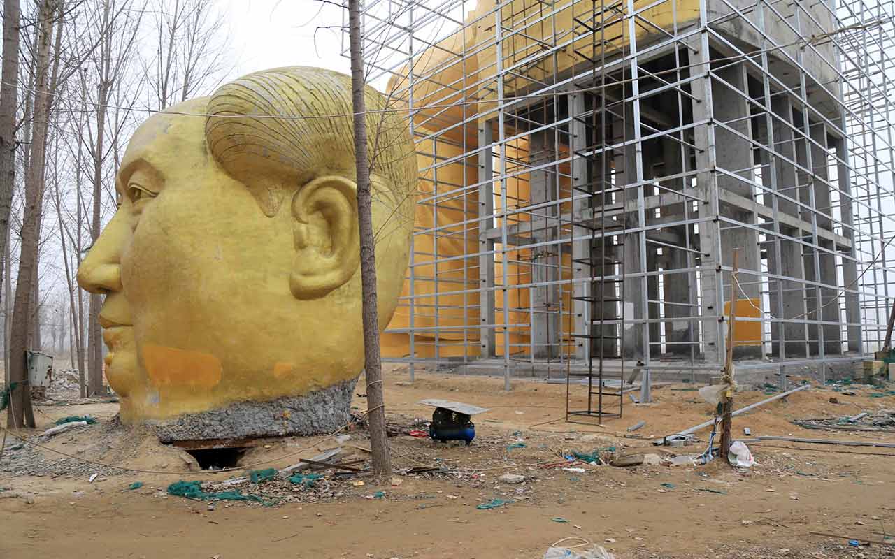 Derriban estatua gigante de Mao Tse Tung