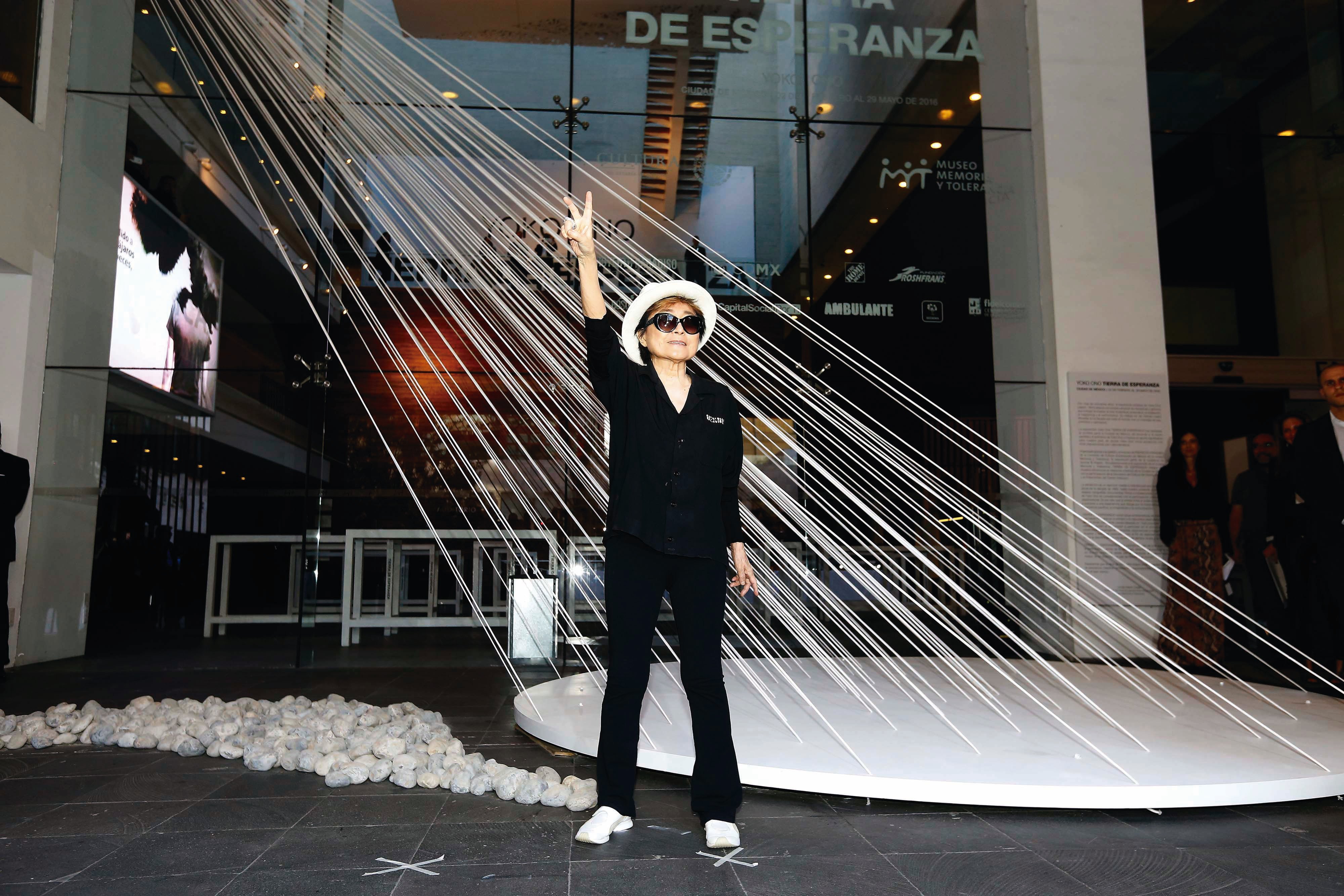 Yoko Ono ofrece un lienzo en blanco al público en su nueva exposición en Londres