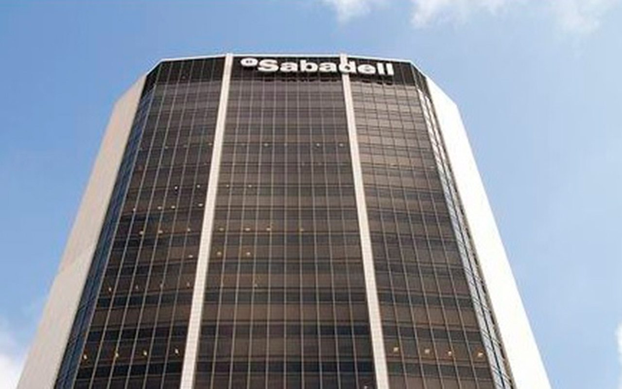 Banco Sabadell evalúa cambiar su sede fuera de Cataluña por crisis política