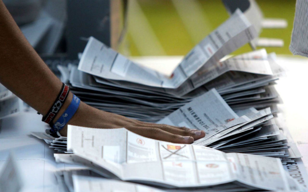 Acusa PRD a AMLO ante el INE por mostrar encuestas sobre preferencias electorales