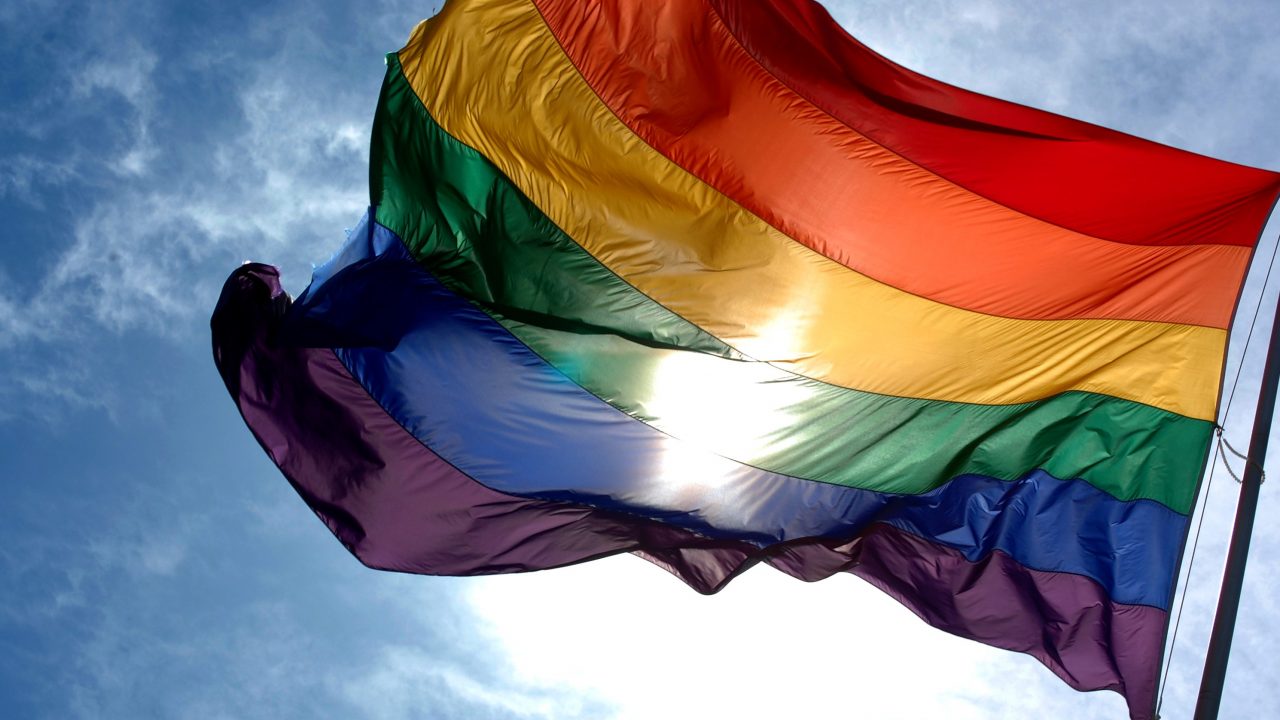 Estas empresas visten sus logos con el arcoiris del orgullo LGBT