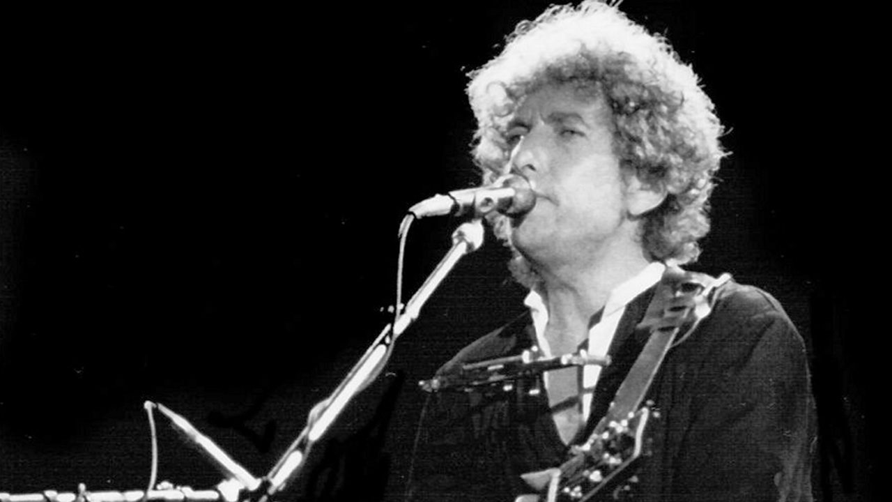 Bob Dylan no recogerá su premio Nobel de Literatura