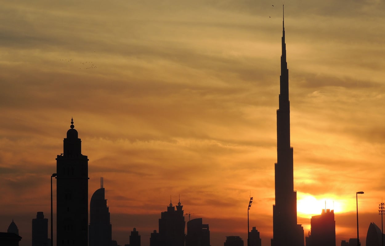 Dubái convierte al edificio más alto del mundo en una caja benéfica por coronavirus