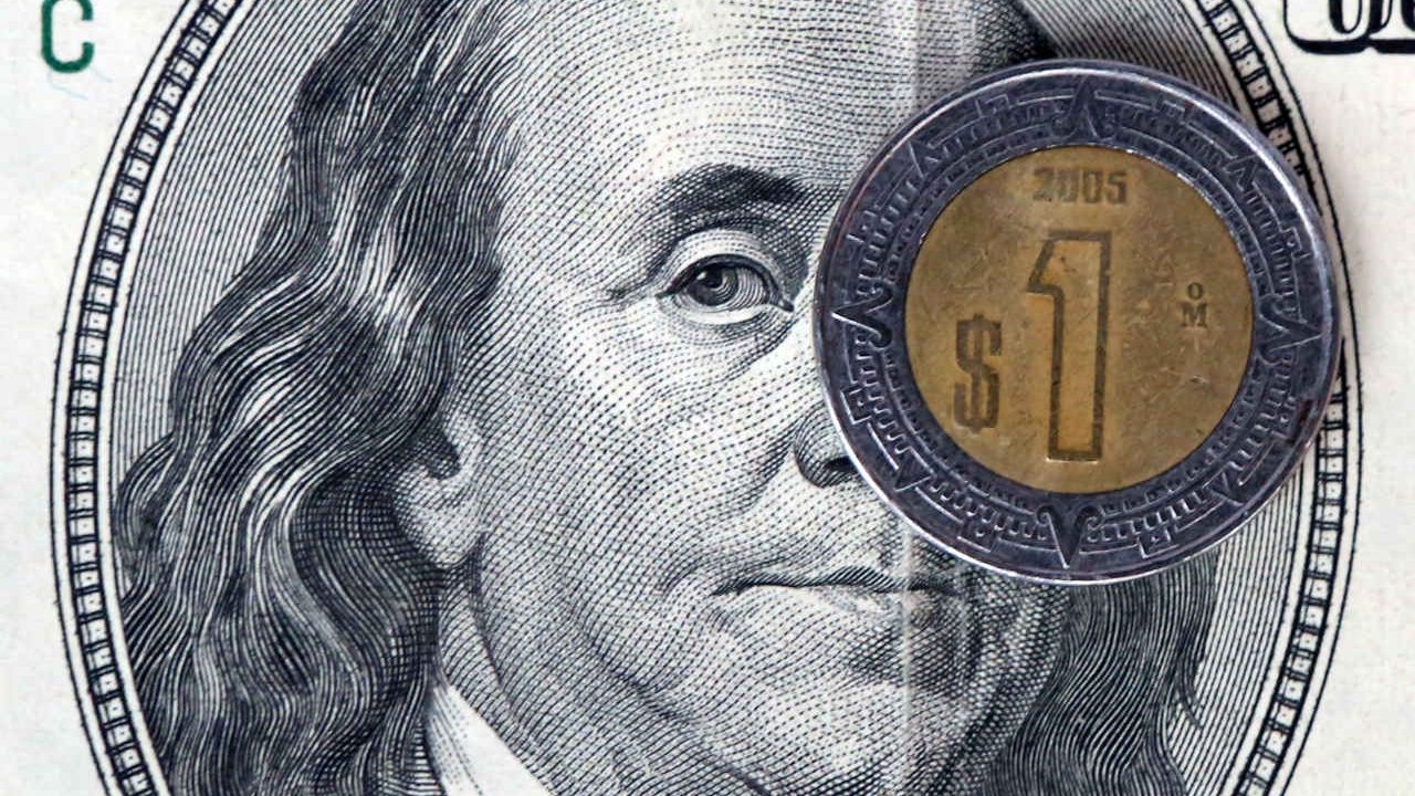 Peso gana terreno al dólar por subastas de coberturas cambiarias