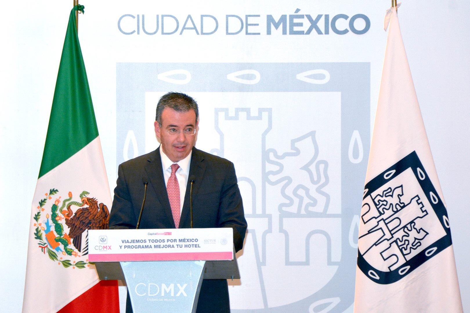 Peña Nieto propone al director de Bancomext como subgobernador de Banxico