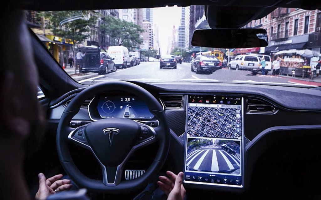 El auto de Tesla que se maneja solo • Forbes México