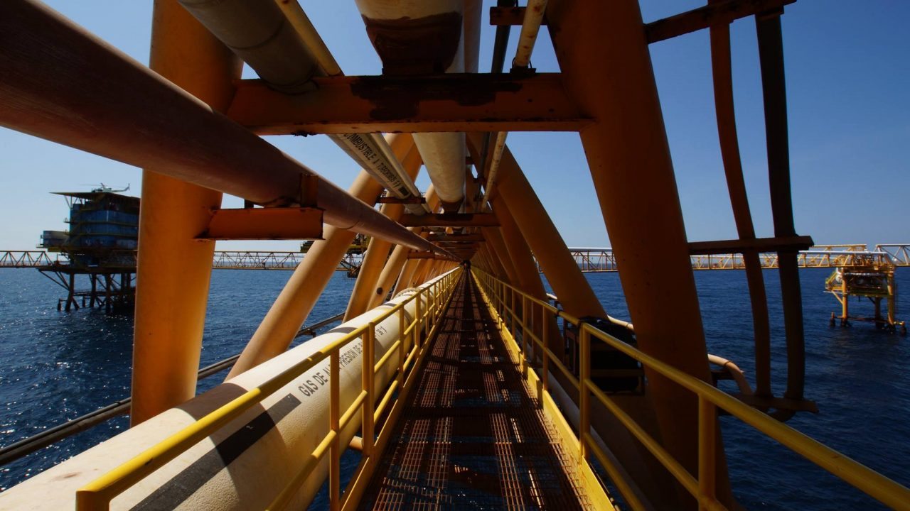 Pemex busca nuevo socio para sacar petróleo en aguas profundas