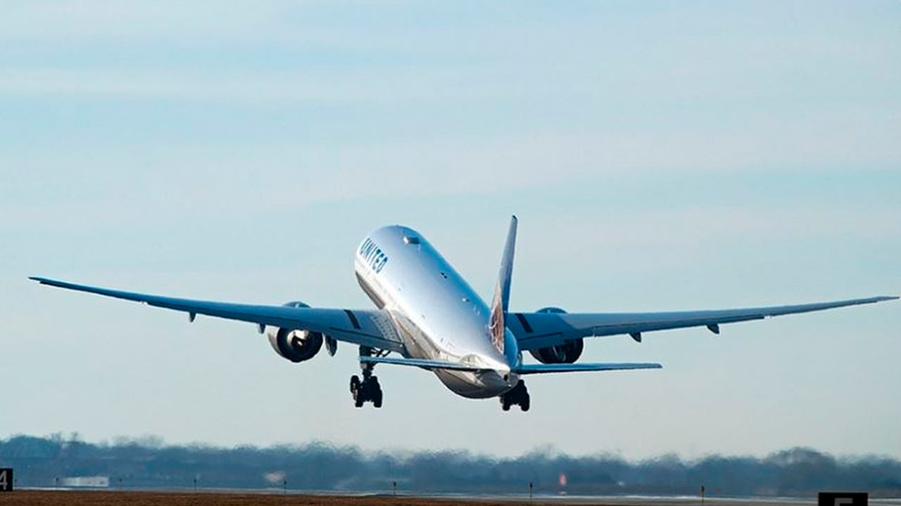 United Airlines recortará más vuelos tras detectar 3,000 empleados con Covid-19