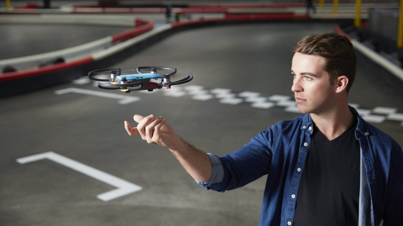 Este es el primer dron que puedes manejar con tus gestos