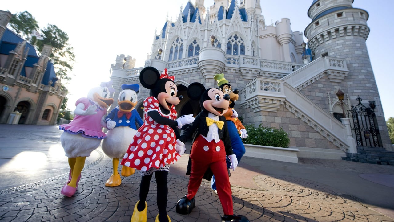 Disney World reabre con uso obligatorio de mascarillas y con Mickey a distancia