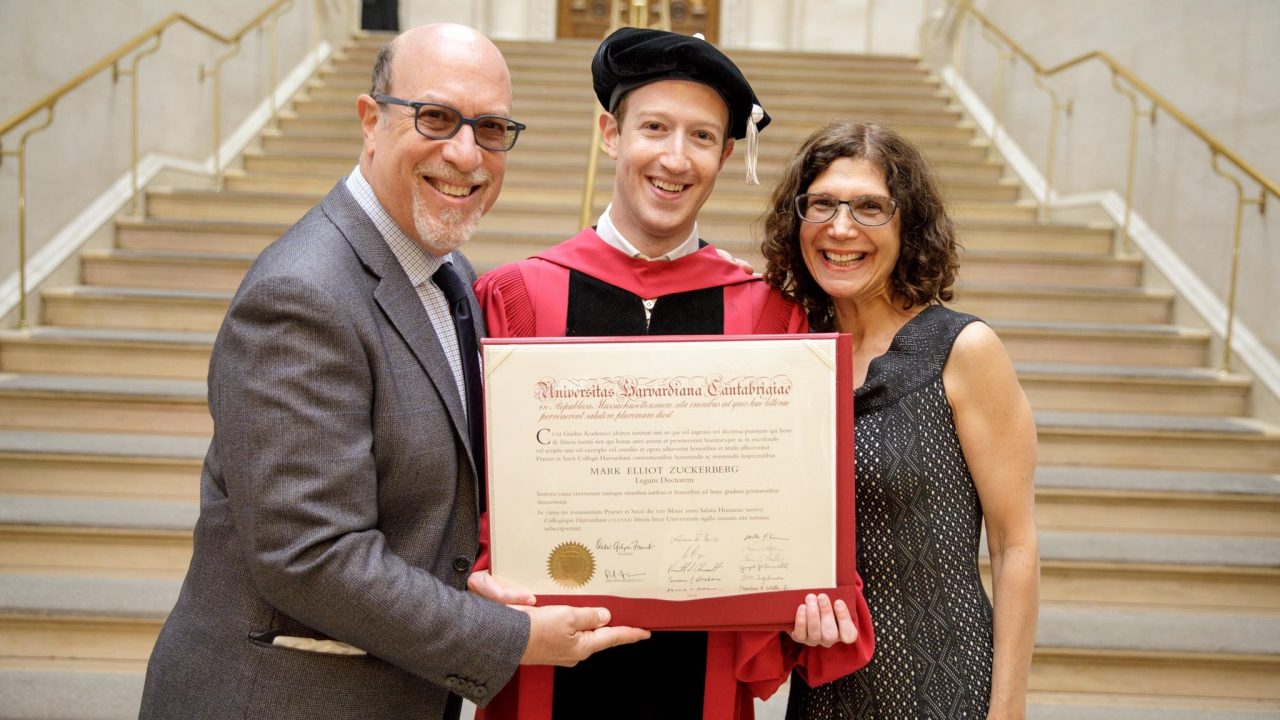 63,000 mdd después, Mark Zuckerberg se gradúa de Harvard