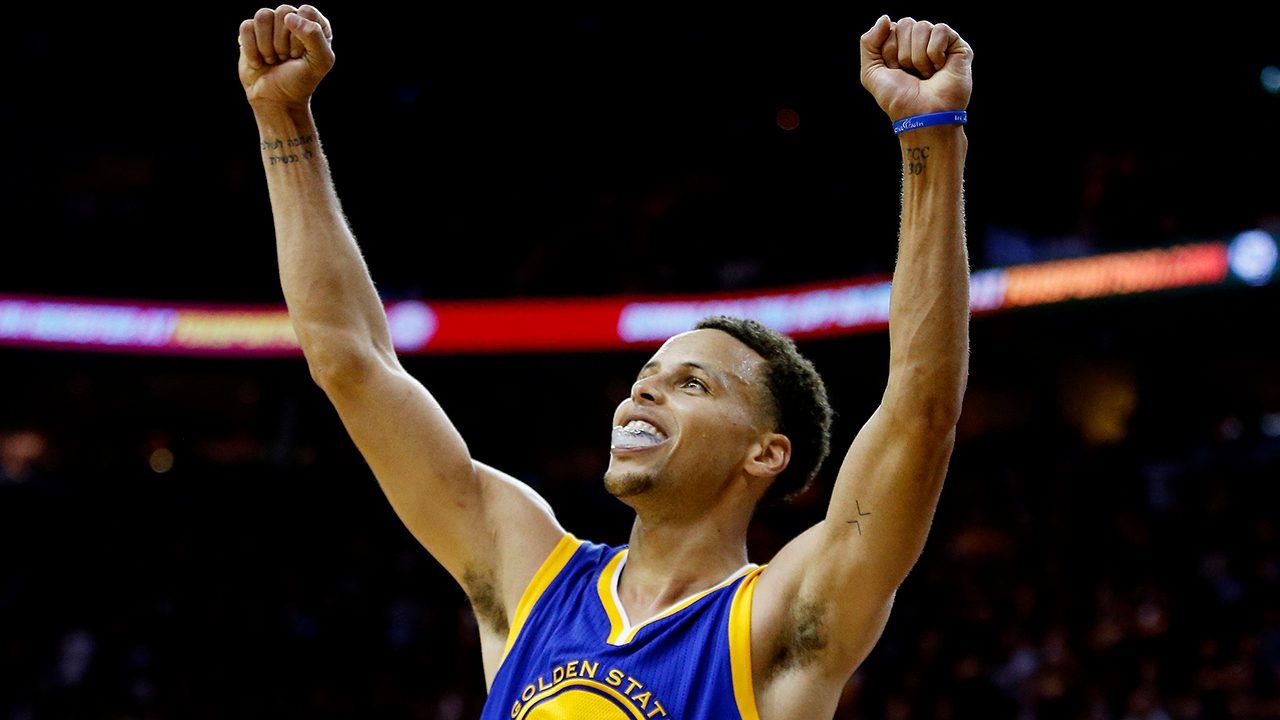 Stephen Curry ganará 490,244 dólares por partido en la NBA