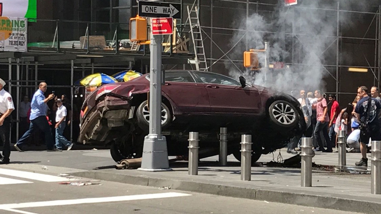 Automóvil atropella a peatones en Times Square