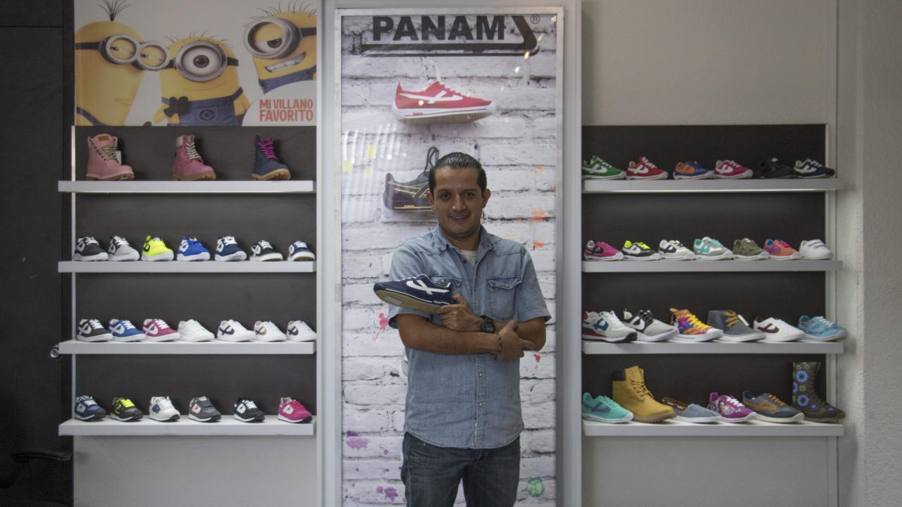 Panam resiste a la invasión extranjera con tenis hechos a mano