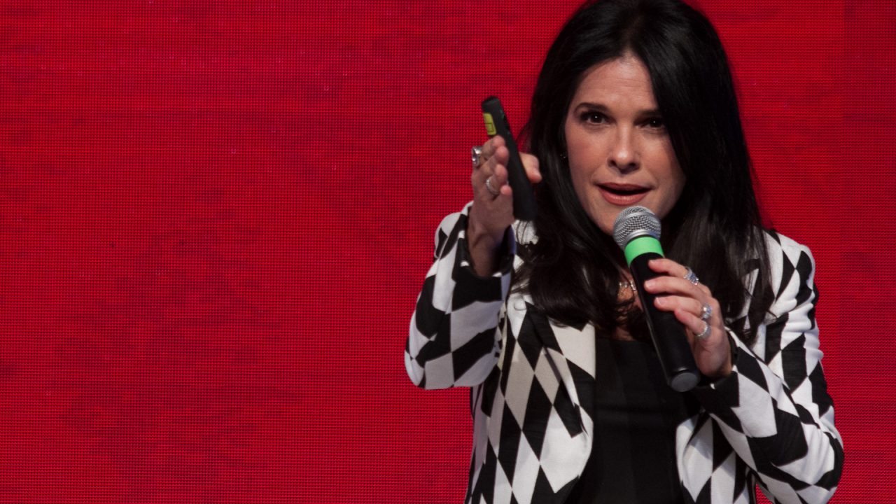 Los emprendedores deben atreverse a hacer locuras: Martha DeBayle