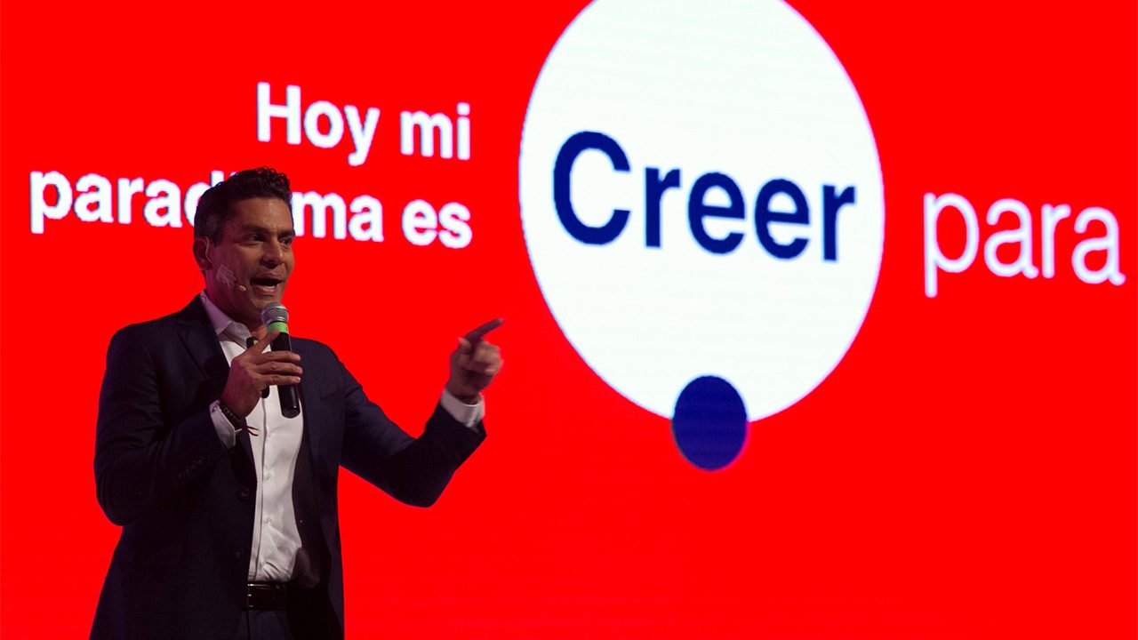 La mujer puede ser quien encamine a este mundo: Ismael Cala