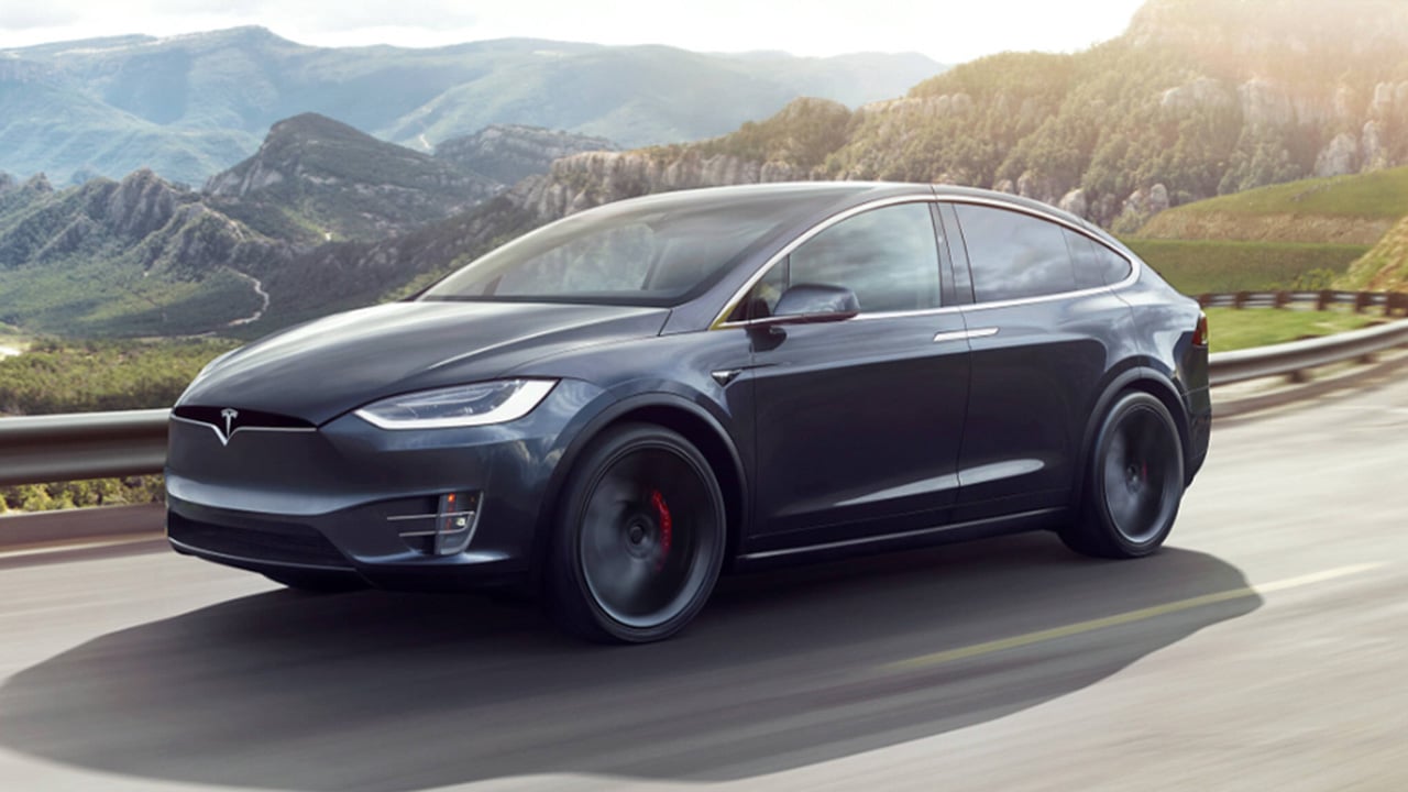¿Tiembla Tesla? Rivales en LA prometen autos más grandes y baratos