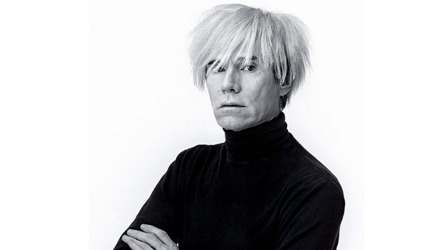 Warhol se pegan activistas a obra