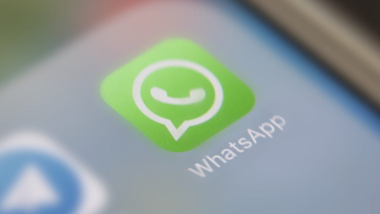 Hackers pueden cambiar mensajes de WhatsApp (y no actuó a tiempo)