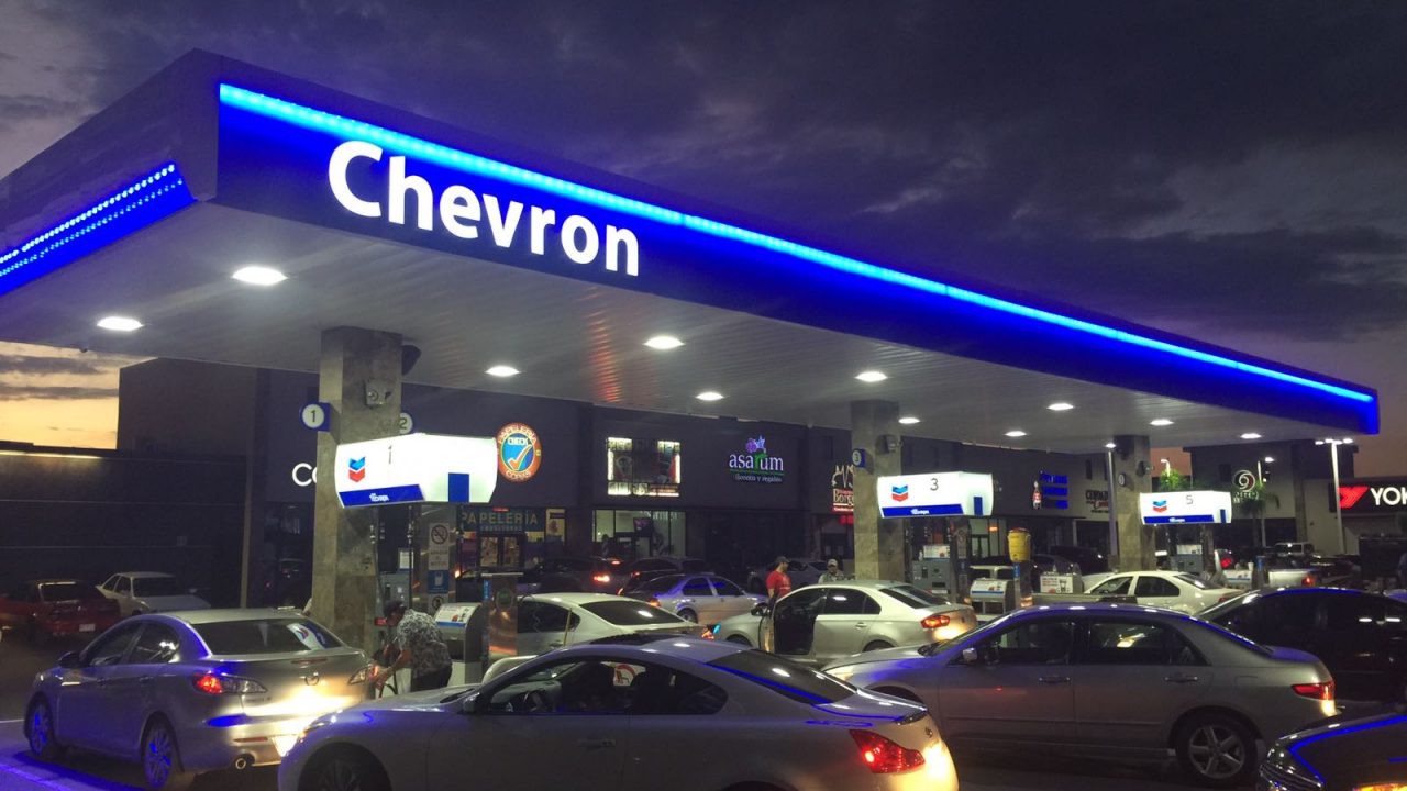 Exxon y Chevron obtienen resultados récord y aumentan las recompras de acciones