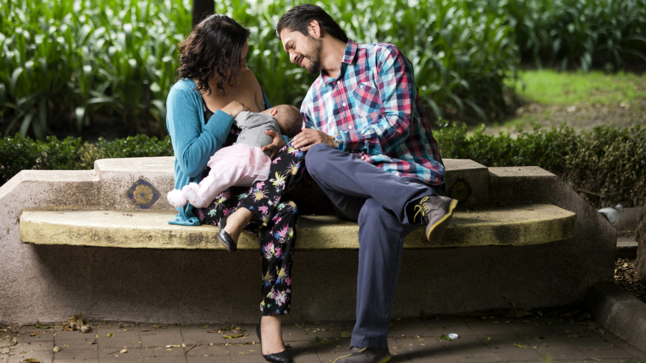Madres lactantes vacunadas transmiten anticuerpos a sus hijos: estudio