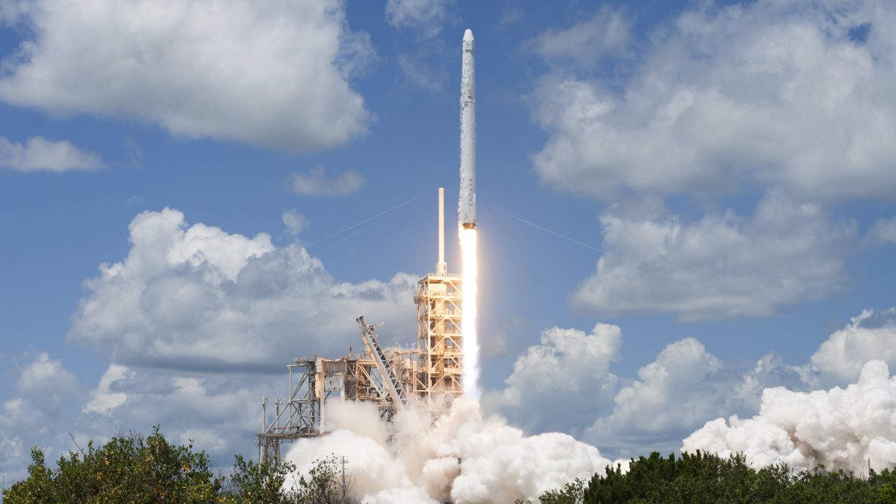 Un salto gigante al espacio: Elon Musk presenta su primer lanzamiento con astronautas