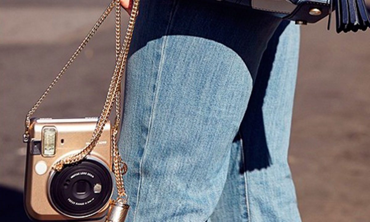Conoce la cámara instax mini 70 que lleva la firma y estilo de Michael Kors