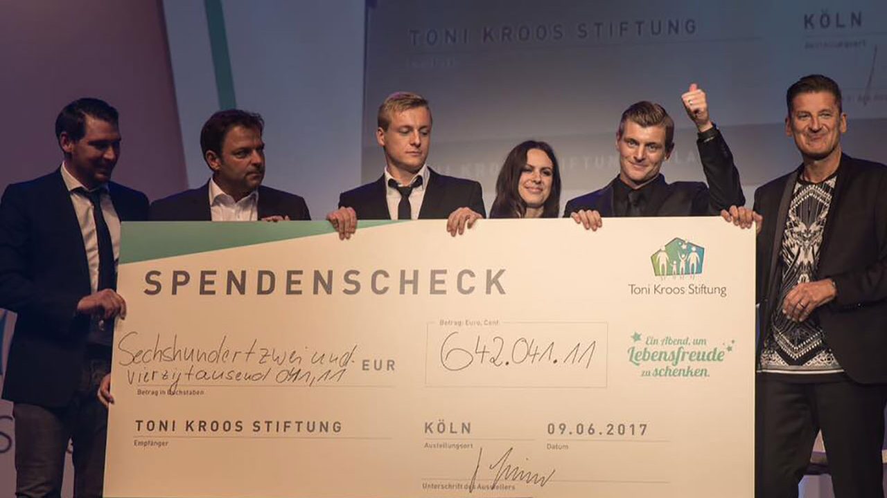 Toni Kroos: el futbolista que cambia sus trofeos por sonrisas