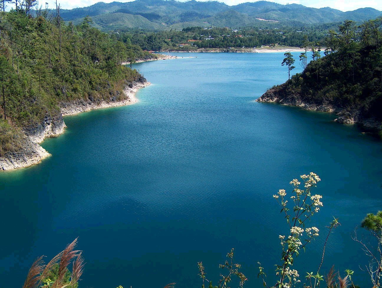Expertos alertan por tono verdoso en agua de las Lagunas de Montebello en Chiapas