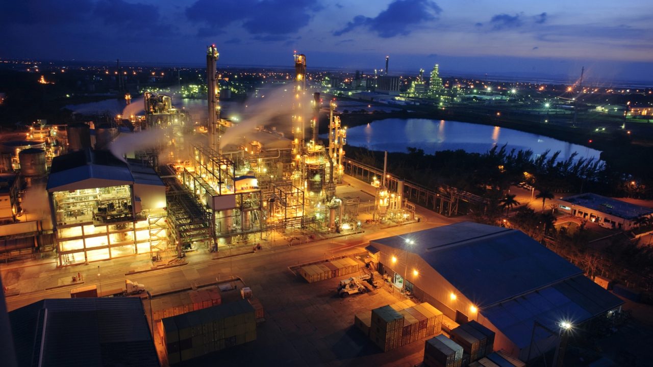 Petroquímica Alpek se desploma en BMV por adeudos de cliente