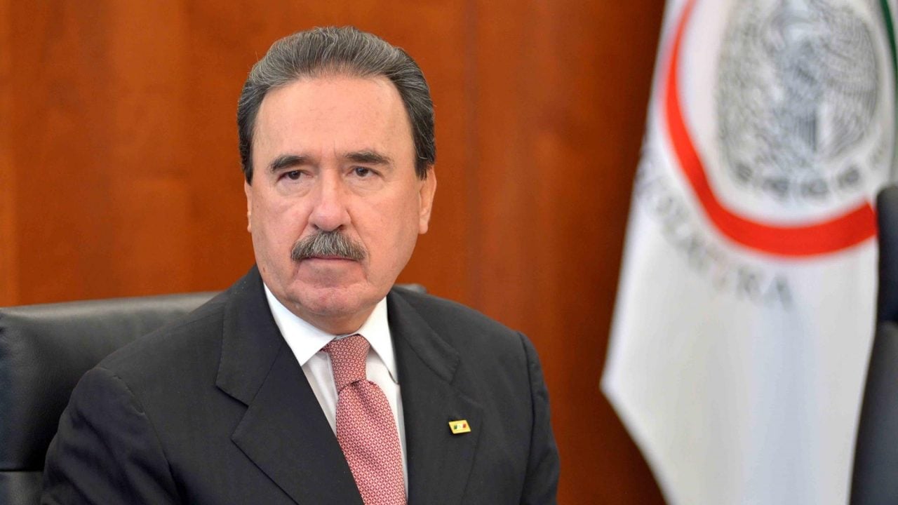Emilio Gamboa sube a helicóptero de Sedena con equipo de golf