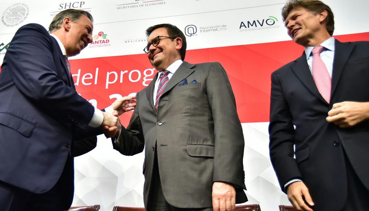 A Meade y Guajardo no les preocupa caída del peso