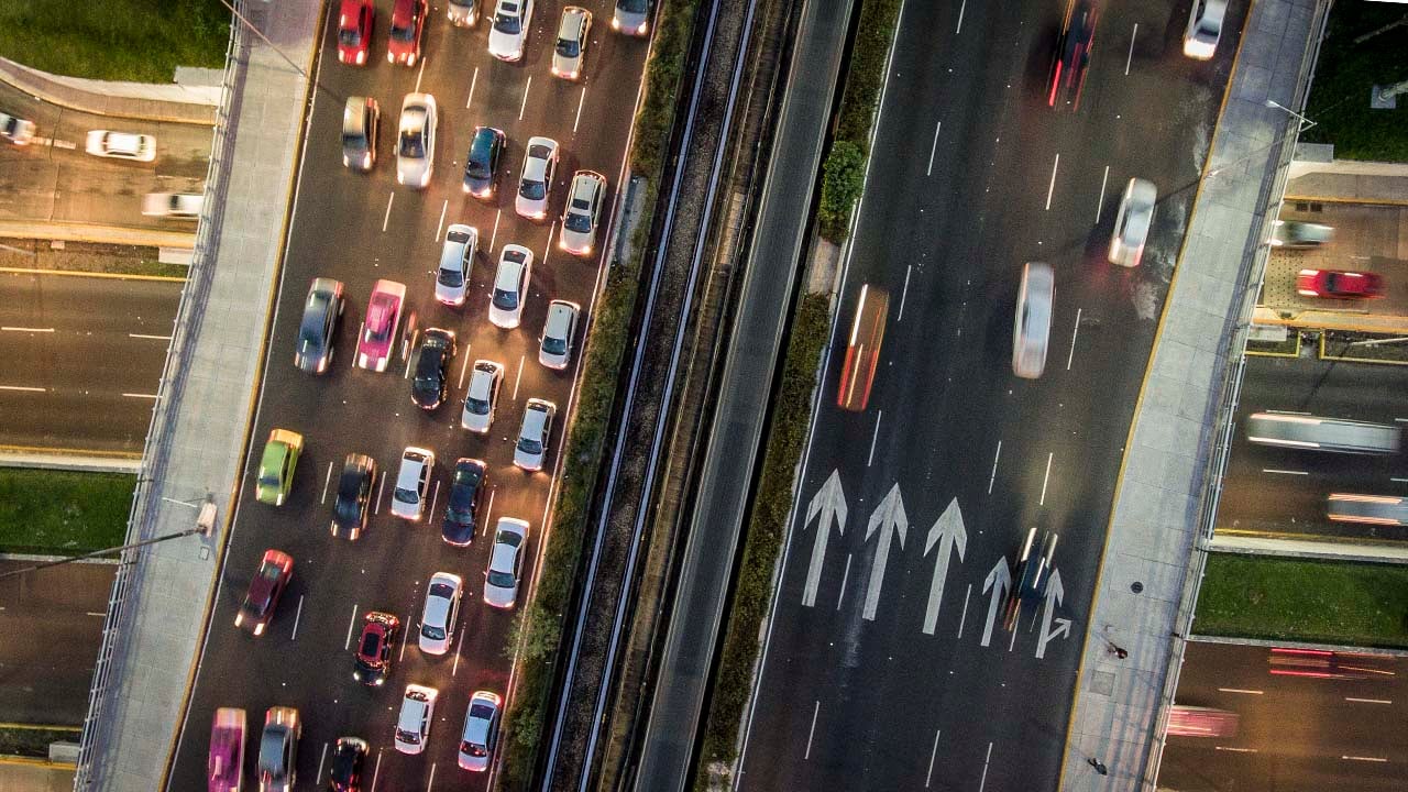 Mexicanos aún no regresan a sus autos: conducen menos que en 2019