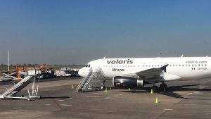 Avión de Volaris en el AI de la CDMX. (Foto: Angélica Escobar/Forbes México).