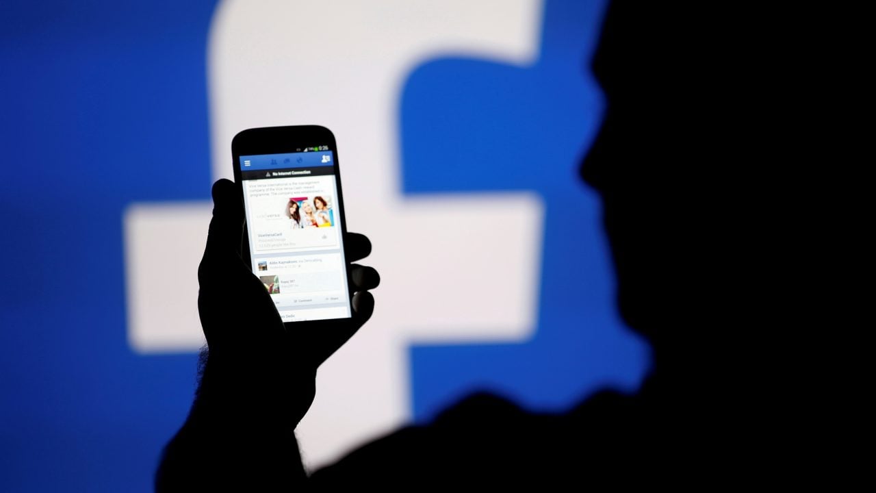 Acciones de Facebook bajan 5% tras caída global de Instagram, Facebook y WhatsApp